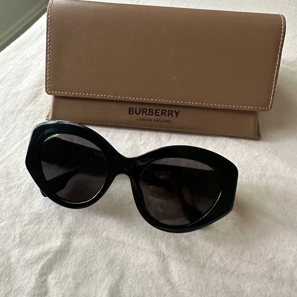 BURBERRY Sophia Dark Grey Cat Eye Ladies Sunglasses Item No. BE4361F 300187 51 - Picture 1 of 5
